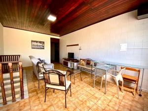 un soggiorno con sedie e tavolo in vetro di Casa no Centro, Home Office com ar condicionado ad Aracaju