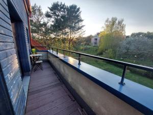 un balcón con un banco en una casa en Lighthouse apartment, en Nida