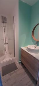 a bathroom with a sink and a shower at Horizon Océan 1 - Superbe appartement 2 pièces avec parking privatif in Capbreton