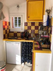 cocina con fregadero y encimera en Petite maison entourée de lavande dans le Lubéron, en Banon
