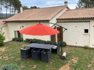 Vonkajšia záhrada v ubytovaní Maison des Pins