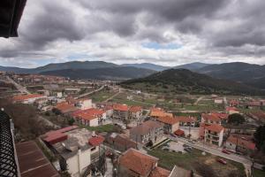 une vue aérienne sur une ville avec des bâtiments et des montagnes dans l'établissement Anesis Hotel, à Karpenísi