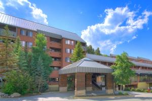 un condominio con un edificio di DoubleTree by Hilton Breckenridge a Breckenridge