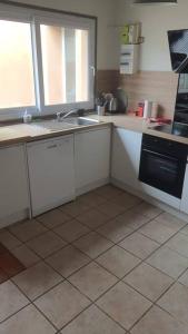 Kuchyňa alebo kuchynka v ubytovaní Radepont Maison 8 pers. max + 7 fotografií