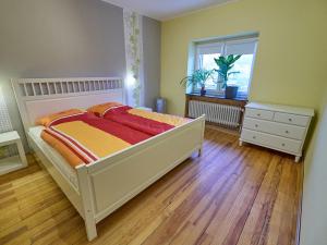 1 dormitorio con cama y ventana en Ferienwohnung Grüner Flamingo en Freisen