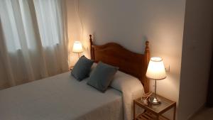 een slaapkamer met een bed met twee lampen erop bij Apartamento Andalucía in Córdoba