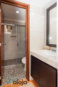 uma casa de banho com um chuveiro, um lavatório e um WC. em Apartamento amplio en zona ideal a 5min de WALLMART em Cancún