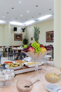 una mesa con un montón de comida. en Daher Center Hotel, en São Paulo