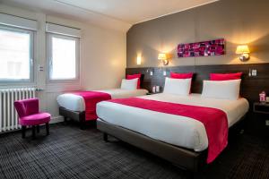ラ・ボールにあるHotel Des Dunesのホテルルーム(ベッド2台、ピンクの椅子付)