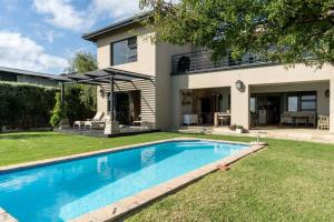 una piscina di fronte a una casa di Boskloof Eco House I a Città del Capo