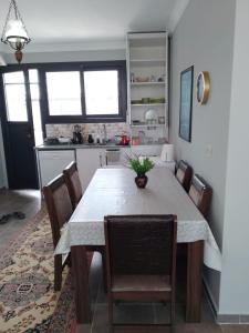 una cucina con tavolo da pranzo e sedie di Flat Close to Sea with Balcony in Seferihisar a Smirne