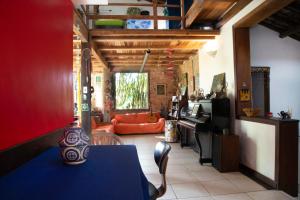 a living room with a blue table and a couch at Casa em meio a natureza - Ideal para casal in Rio de Janeiro