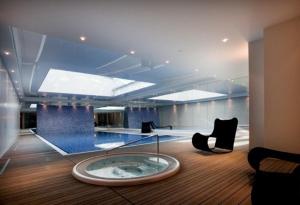 una habitación con bañera en el medio de una habitación en Waterlane Pool & Gym Apartments en Gdansk