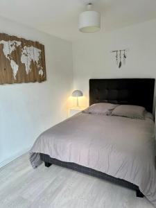 1 dormitorio con 1 cama grande en una habitación blanca en Havre de Paix en Villeneuve-Loubet