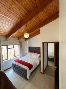 A bed or beds in a room at Spacious 4Br Home In Bo Kaap