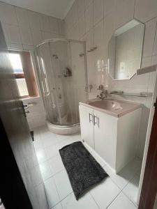A bathroom at Spacious 4Br Home In Bo Kaap