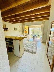 Bel appartement avec mezzanine, vue mer et piscine的厨房或小厨房