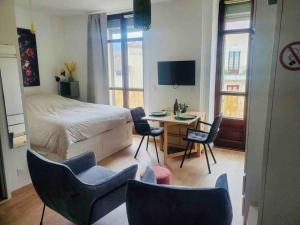 Telewizja i/lub zestaw kina domowego w obiekcie Studio refait à neuf en hypercentre avec balcon