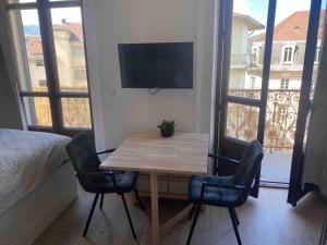 Telewizja i/lub zestaw kina domowego w obiekcie Studio refait à neuf en hypercentre avec balcon