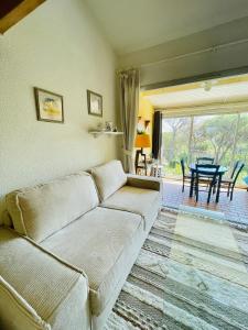 Bel appartement avec mezzanine, vue mer et piscine的休息区