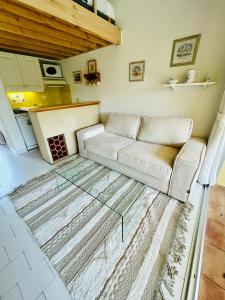 Bel appartement avec mezzanine, vue mer et piscine客房内的一张或多张床位