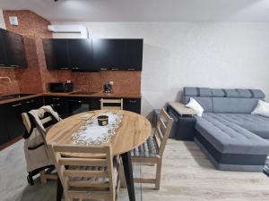 ein Wohnzimmer mit einem Tisch und einem Sofa in der Unterkunft Oasis in Danzig