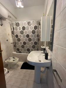 łazienka z umywalką i toaletą w obiekcie Joya apartament w mieście Tarent