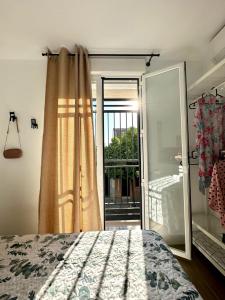 1 dormitorio con 1 cama y puerta corredera de cristal en Casa Secunda Romar, en Córdoba