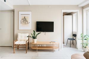 TV a/nebo společenská místnost v ubytování Stay Urban - Scandinavian Comfort with French Balcony