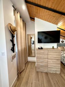 Et tv og/eller underholdning på Casa Secunda Romar + 22 billeder