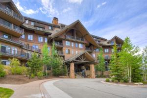 ein großes Apartmenthaus mit einer Auffahrt davor in der Unterkunft Crystal Peak Lodge By Vail Resorts in Breckenridge