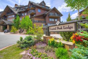 - un panneau en face d'un bâtiment avec un pavillon de jardin dans l'établissement Crystal Peak Lodge By Vail Resorts, à Breckenridge