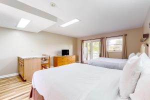 1 dormitorio con 2 camas y ventana en Baneberry Inn 6, en White Pine