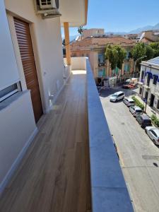 uma vista a partir da varanda de um edifício de apartamentos com pisos em madeira em LA CASA DI TIAGO em Palermo