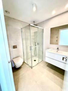 a bathroom with a shower and a toilet and a sink at Apartamento Sukha Vistas al Mar in Gran Alacant