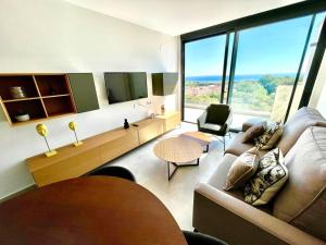 een woonkamer met een bank en een tafel bij Apartamento Sukha Vistas al Mar in Gran Alacant