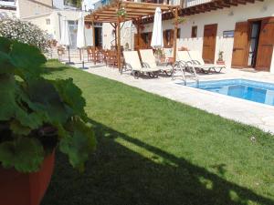 Πισίνα στο ή κοντά στο Charalambos Holiday Cottage