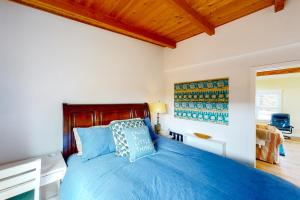 1 dormitorio con cama azul y cabecero de madera en Mimi's Hideaway en Newport