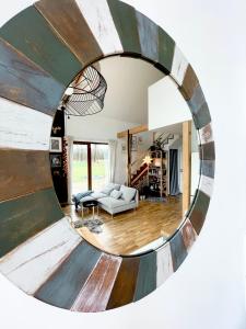lustro odzwierciedlające salon z kanapą w obiekcie Stodoła na podlasiu z sauną w mieście Miastkowo