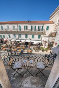 Balkon atau teras di Main Square View