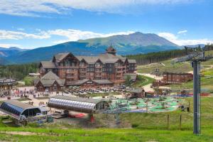 ein Skigebiet in den Bergen mit Skilift in der Unterkunft One Ski Hill, A RockResort in Breckenridge