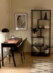 escritorio y silla en una habitación en Soul Apartment en Varsovia