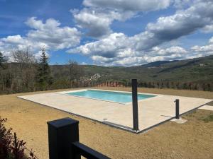 basen na środku pola w obiekcie Agriturismo Il Casone w mieście San Benedetto Val di Sambro