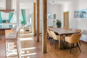 - une salle à manger et une cuisine avec une table et des chaises dans l'établissement Am Hafensteig 19, à Neustadt in Holstein