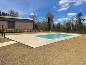 una piscina in mezzo a un cortile di Agriturismo Il Casone a San Benedetto Val di Sambro