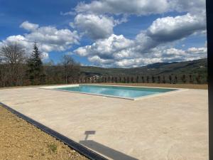 una piscina in mezzo a un campo di Agriturismo Il Casone a San Benedetto Val di Sambro