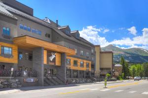 una representación de un edificio en una calle en Gravity Haus en Breckenridge