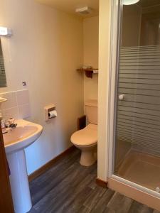 Et badeværelse på Parkmore Holiday Cottages + 74 billeder