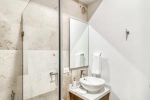 uma casa de banho com um WC e uma cabina de duche em vidro. em The Perfect Place, Unit 005 em Playa del Carmen