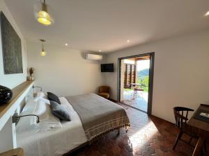 法雷诺U San Daniellu villas et chambres的带床和滑动玻璃门的卧室